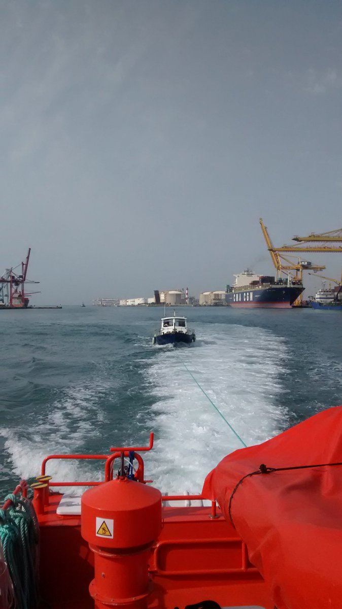 salvamentogob's tweet image. La Salvamar Mintaka remolcaba esta mañana una embarcación de recreo, a la deriva a 21' de #Barcelona.