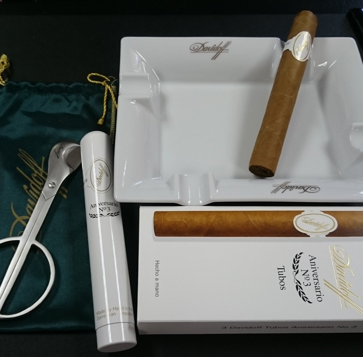 CABINET_'s tweet photo. Davidoff Aniversario No.3 - Una fumada que enamora.
@davidoffcigars https://t.co/Ng5creDPzE