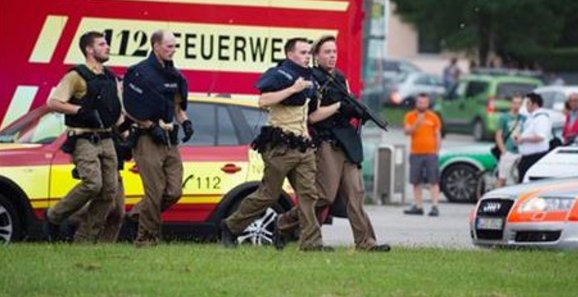 pressjournal's tweet image. #Munich shopping centre attack: Reports of second shooting at metro, at least 10 dead bit.ly/2aiGABT