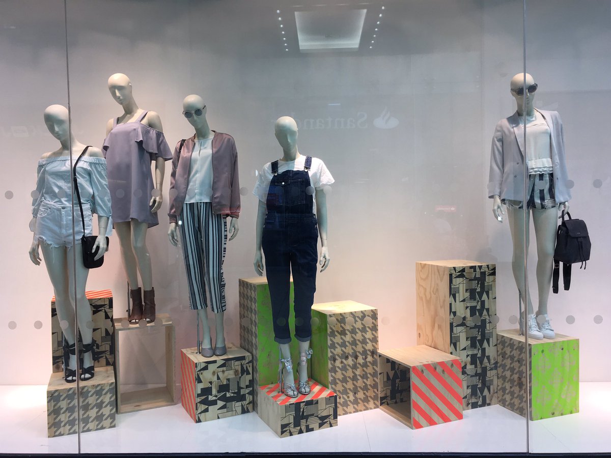 hfoxvisualmerch's tweet photo. #window #windowdisplay #vm # Topshop #creative https://t.co/kMFHjBFjfK