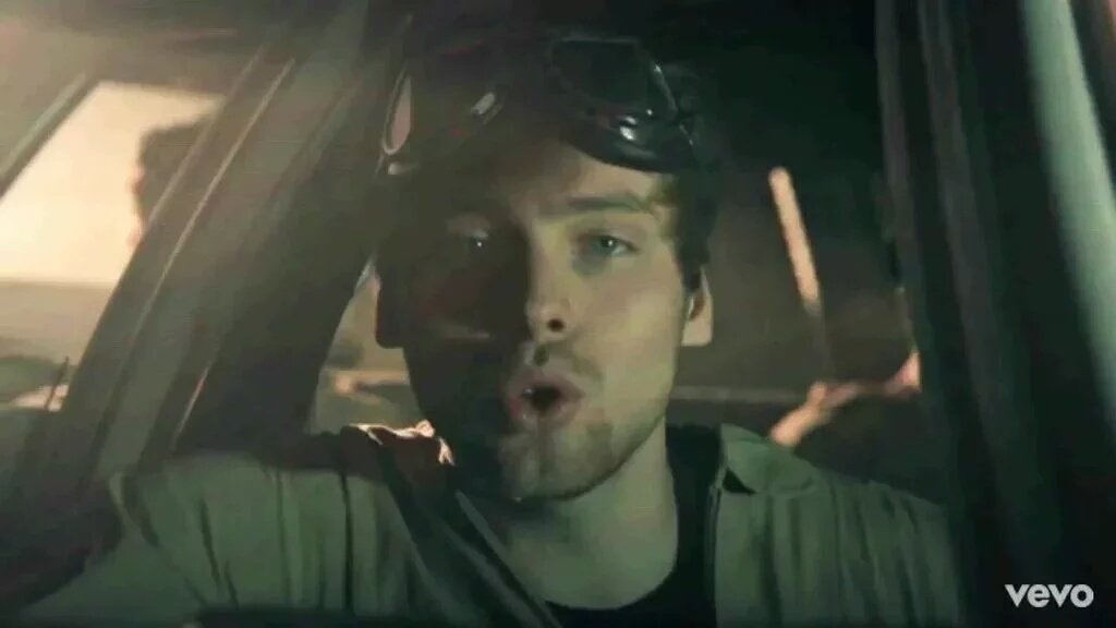 Brigitte_Carri's tweet photo. Hacer este tipo de comparaciones debe ser ilegal. #GirlsTalkBoysMusicVideo https://t.co/UdLXIgFPpK