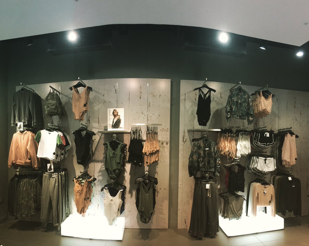 hfoxvisualmerch's tweet photo. #vm #vmlife #blockdepartment #jersey #topshop #display https://t.co/ovmptJC4Pj