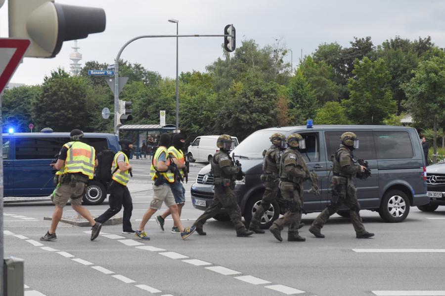 RT <a href="/welt/">WELT</a>:Polizei #München: Zeugen melden drei verschiedene Personen mit Schusswaffen to.welt.de/SOvwxZp