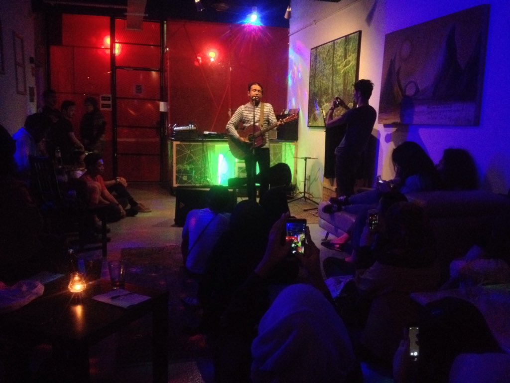 projekrabak's tweet photo. Foto acoustic session dan reading oleh #Gustavo; @mohdjayzuan di #GustavoTour venue pertama #MinutInit! https://t.co/BYZRu6Gz4U