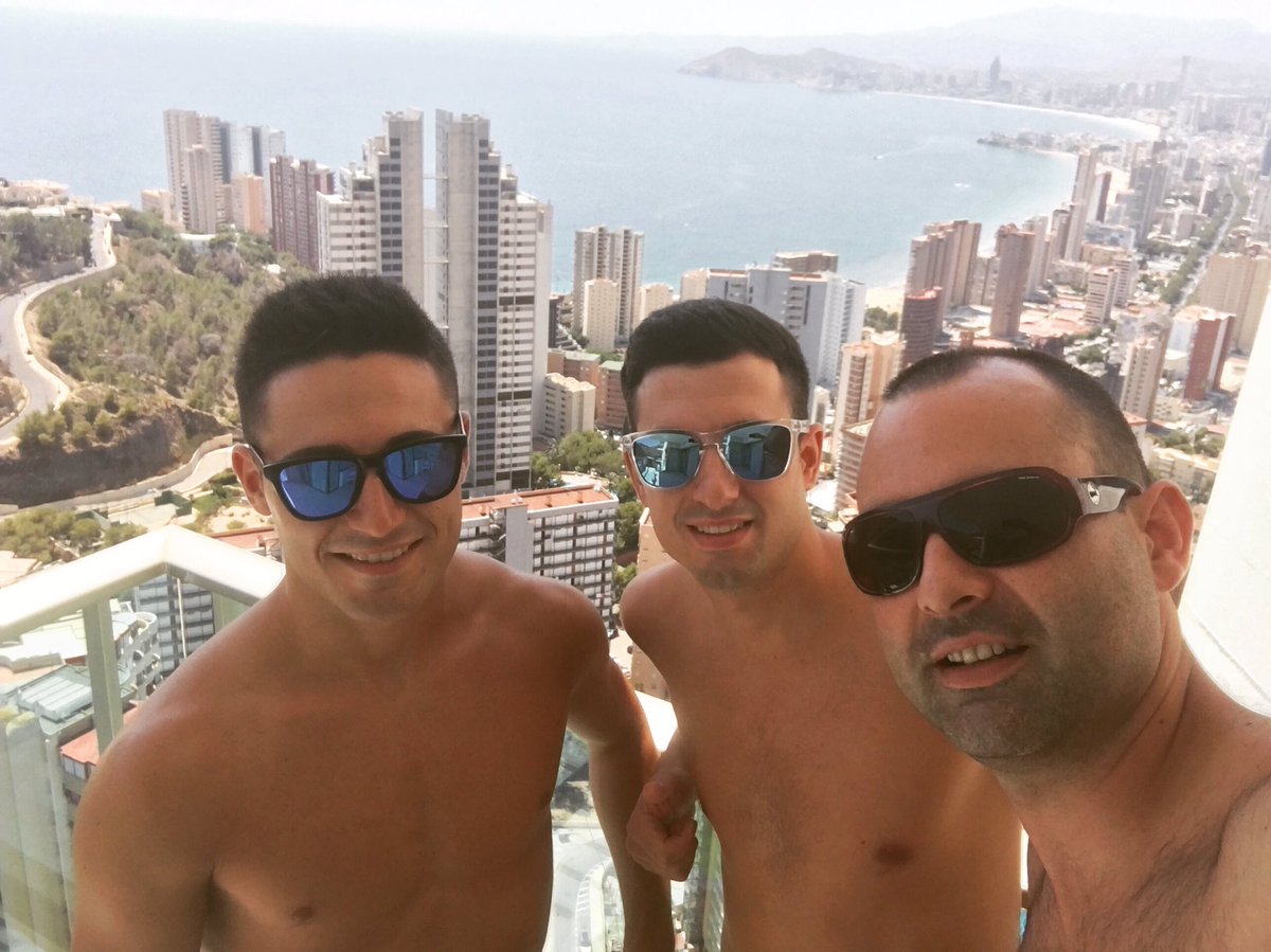 Borjaestiwi's tweet photo. Esperando a los refuerzos desde lo más alto de Benidorm ! #vistasdelujo #sitiotop #despedida https://t.co/PlcuRcPN6x