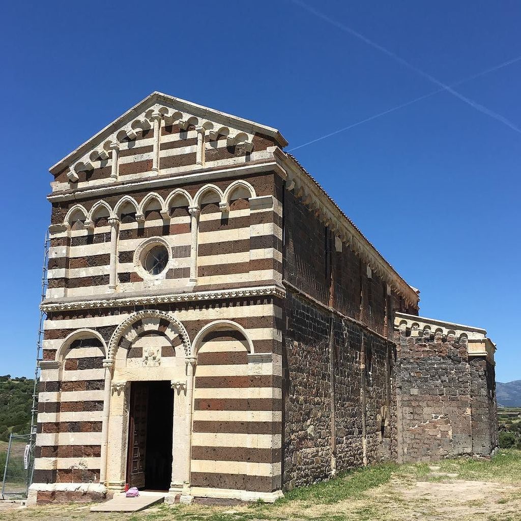 igers_sassari's tweet photo. Una delle chiese più belle del Nord Sardegna è quella di San Pietro delle Immagini a Bulzi… https://t.co/wxwDNyCINQ https://t.co/64frnlKjod
