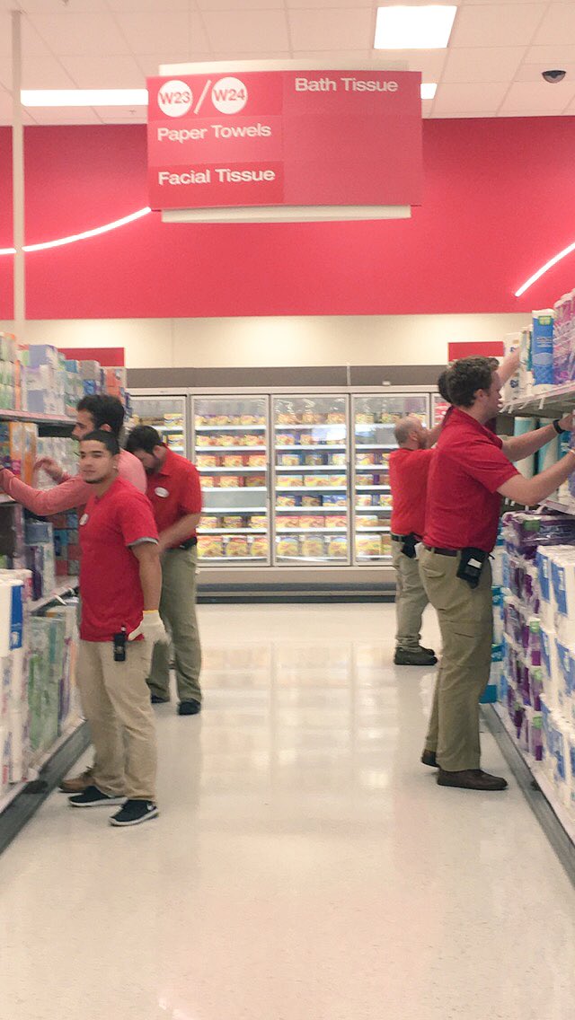 ErinHoffmann2's tweet image. Midday zone to keep aisles nice on a Friday for our guests!!! #bigteam #soclean #MightyMid