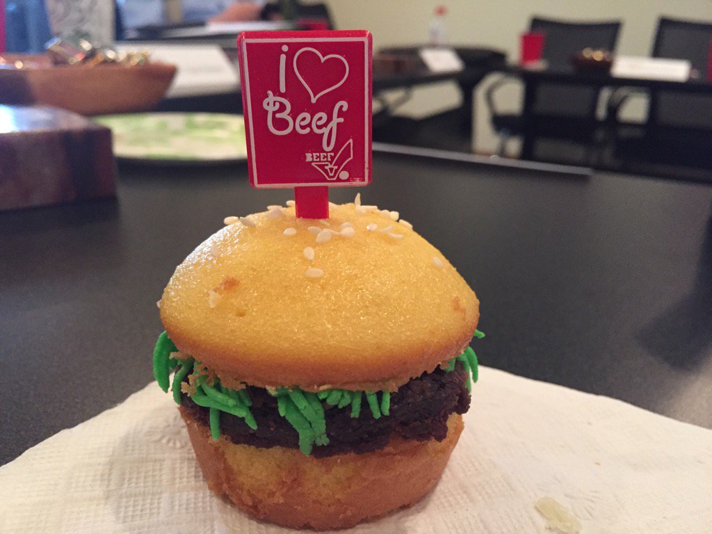 JenETLC's tweet photo. You know July is #Beef month in Tennessee when even your dessert looks like a burger! #battleoftheburgerIwin https://t.co/WlB1VfKrLu