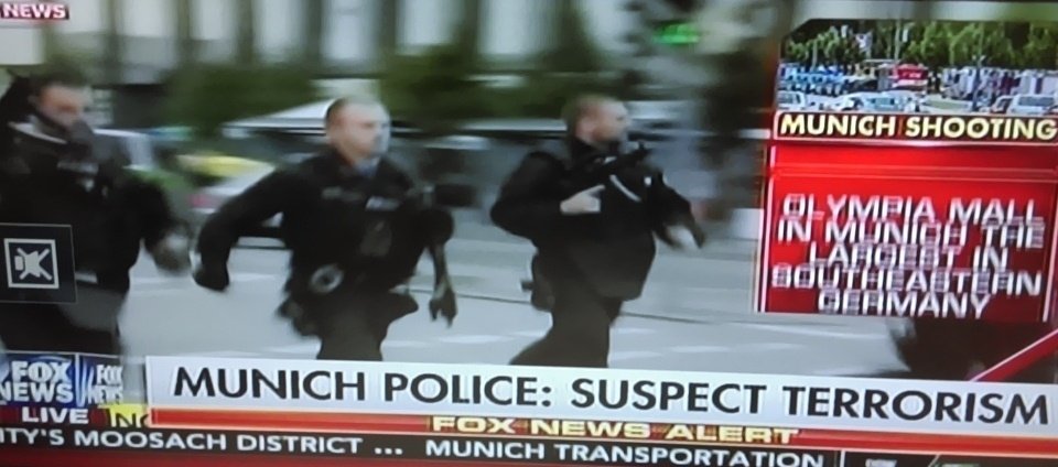 ChSchweppe's tweet photo. So berichten die TV-Sender hier in den USA über #München - alle sind auf Sondersendung. #OEZ #Munich https://t.co/xkHcjRrgAL