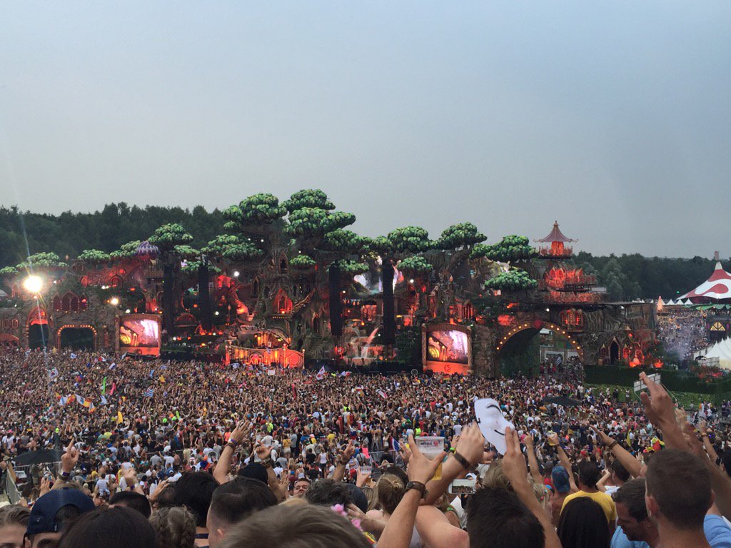 GeertNoels's tweet photo. Big middle finger to terrorism. Belgium invites the world to have fun! #Tomorrowland https://t.co/7AdA32o5ri
