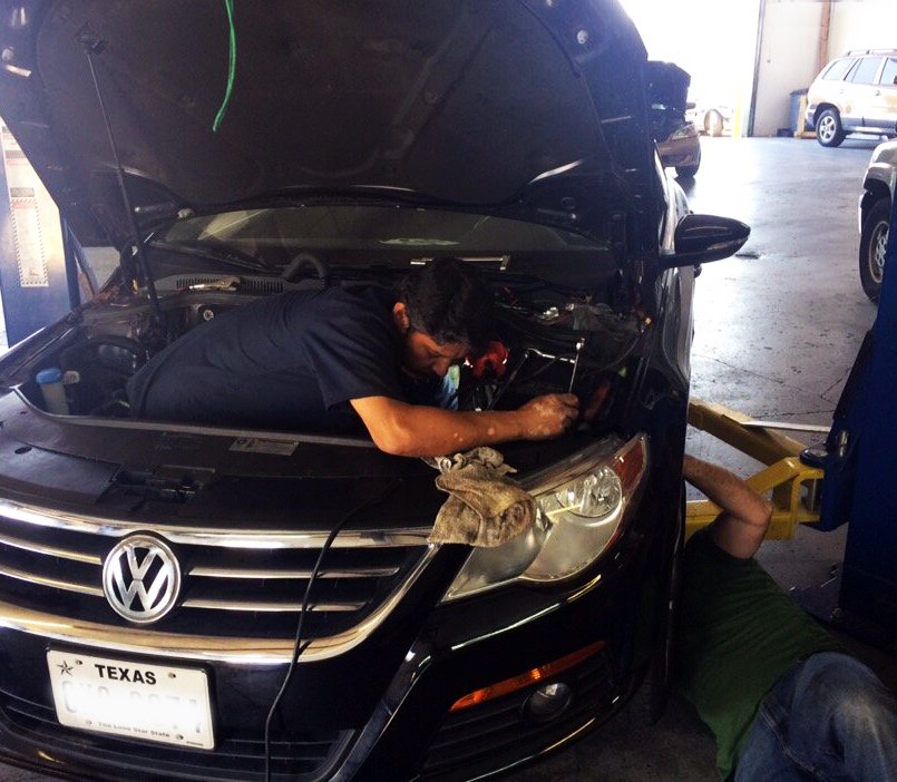 RoyalAutoHTX's tweet image. We really get into our work at Royal Auto! 5727 Glenmont Dr, Houston TX 77081 #Houston #CarLife #MechanicLife #TGIF