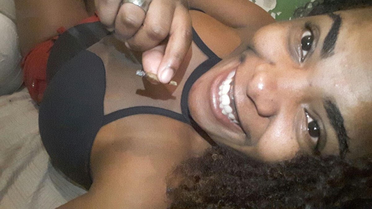 pretchacaRc's tweet photo. Na falta de amor &amp; carinho: fume um baseadinho 🍁🍁🚬❤ https://t.co/G6dSIlyL45