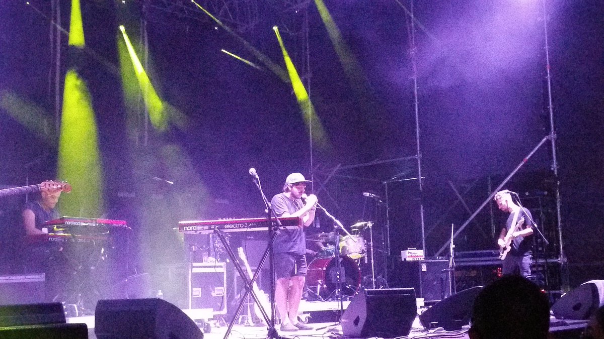 Dio's tweet image. Calcutta: "Volevo dirvi che l'Apocalisse non ci fa paura".
La prendo come una sfida.
#sirenfestival2016 #LiveTuborg