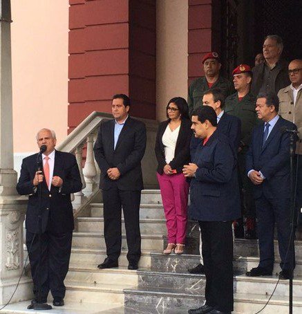 Bilancieri's tweet photo. Maduro: "¿Cuanto cuesta 1 expresidente?"
Delcy: "USD $ 1.500.000"
Maduro: "Tan barato? cómprame 4 para el diálogo" https://t.co/ju7vUBOLGa