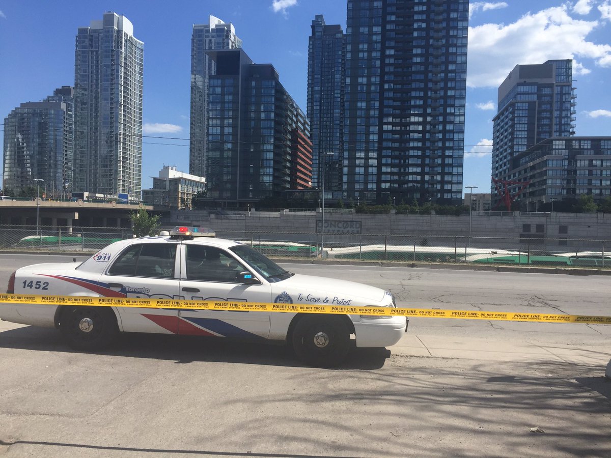 mandyholy's tweet photo. #globeandmail building evacuated because of a bomb threat. Portland to spadina and front &amp; Wellington closed off. https://t.co/9nXTgdNHgI