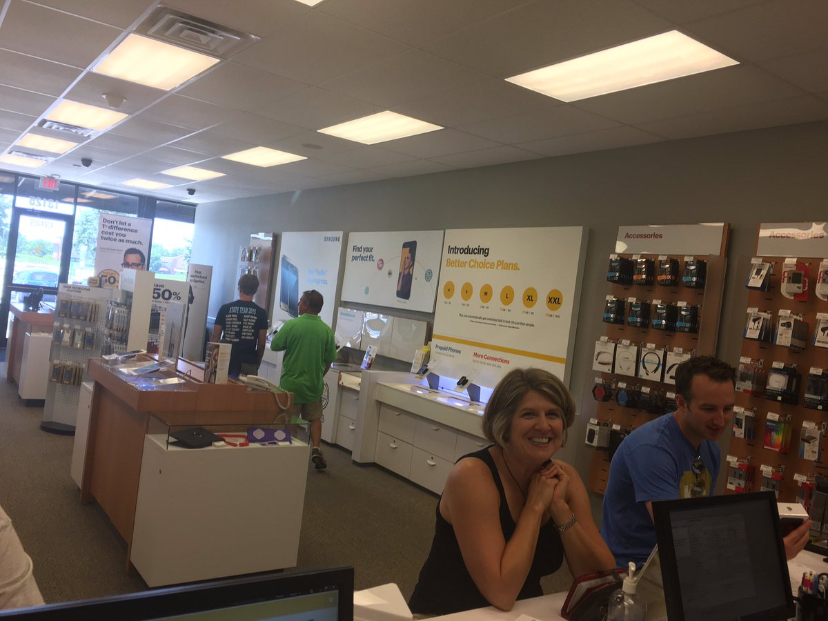 Mr_MetCalf_'s tweet photo. House full of Att customers all switching! 9 new happy sprint customers @Pkushn @PlainsRD @nickhollow1 #Sta #WL https://t.co/hLO8KqgKYB