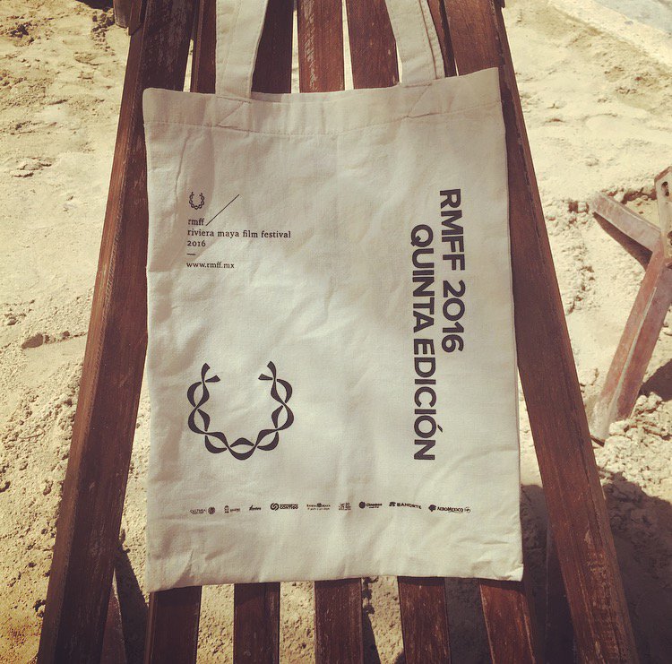 rmffmx's tweet photo. Los impresos se quedan como recuerdos. Agradecemos a Native Print Shop por las bolsas oficiales de #RMFF2016. https://t.co/H2YZ3yxiWV