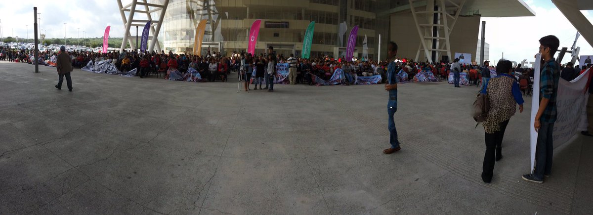 LeonFelipe2016's tweet photo. Pantallas y sonido en el exterior del #CentrodeCongresos #1erInformeMarcosAguilar https://t.co/GN9jJWPKCn