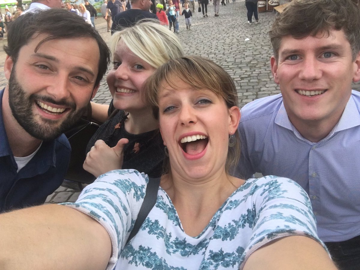 May I present? Das <a href="/rpo_duesseldorf/">RP Online Düsseldorf</a>-Team zur #Rheinkirmes 2016! @Laury1204 <a href="/arnelieb/">Arne Lieb</a> <a href="/jwiefels/">Jan Wiefels</a> Los geht's!! 🎉