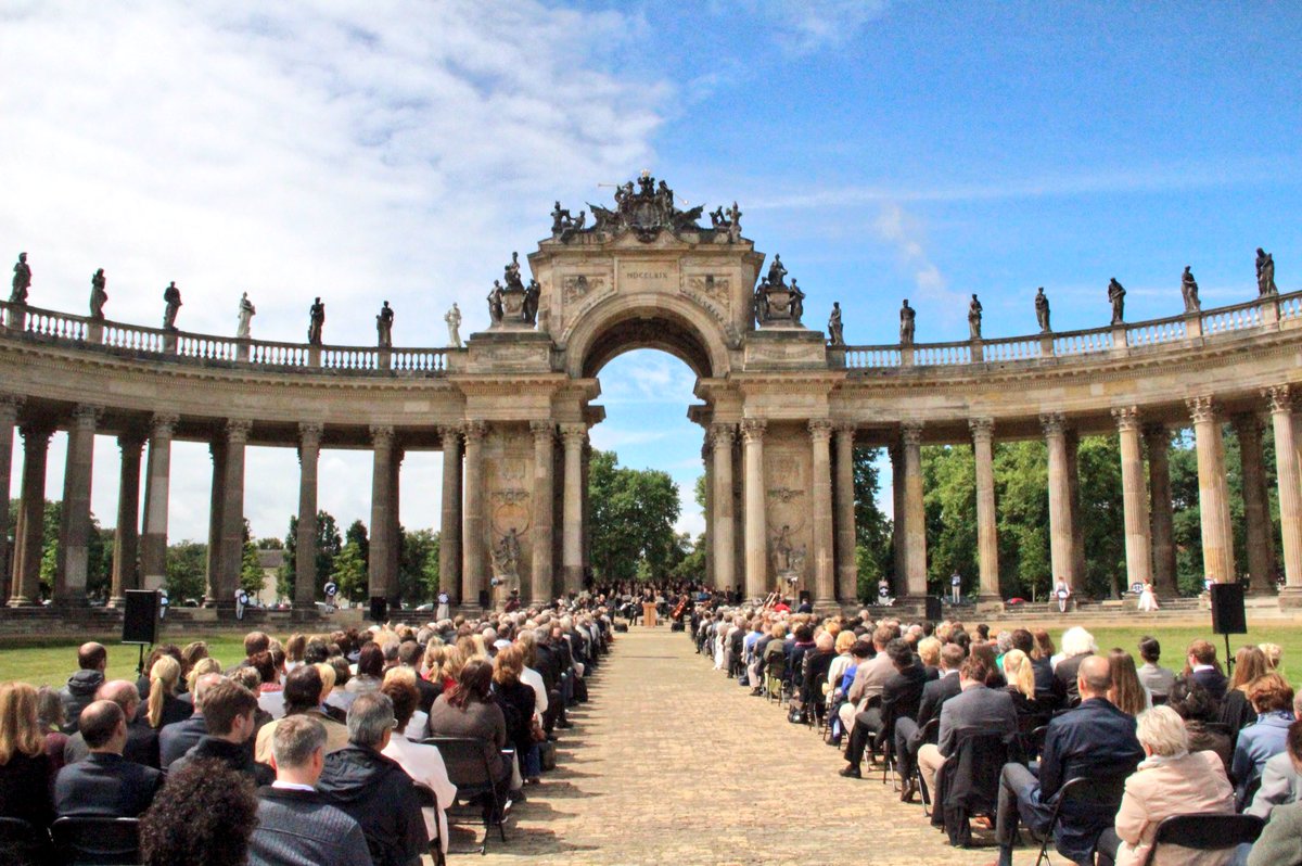 TrendJam_de's tweet photo. 25 y @UniPotsdam Festrede #Präsident Prof. O. Günther auf dem #Mopke am #NeuenPalais #Communs @SPSGmuseum #Sanssouci https://t.co/6eycCEWnRv