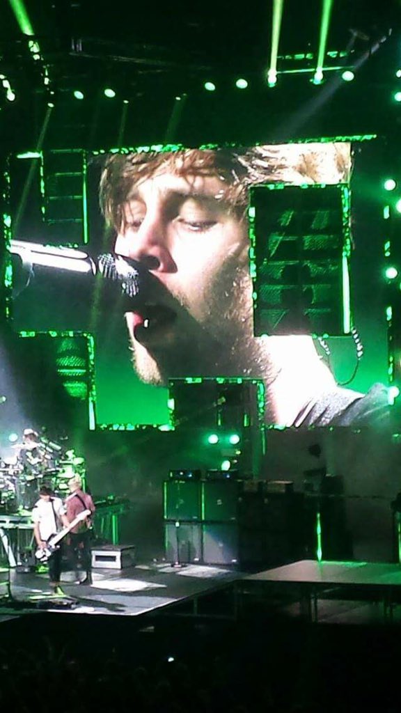 slayes_'s tweet photo. #5SOSMoveToMTL #MTLLOVES5SOS best night ever fr ❤️ @5SOS https://t.co/kFtDvq649w
