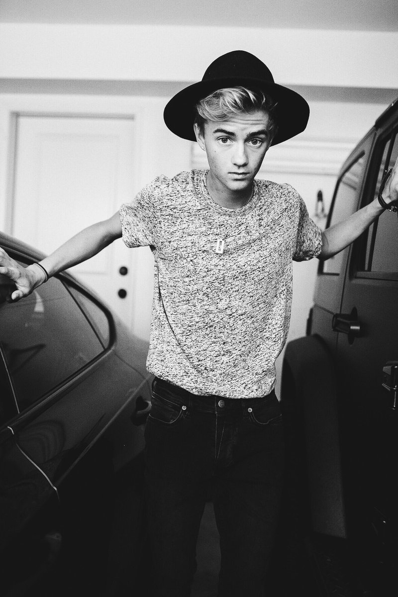 lifesgoingby's tweet photo. he looks so damn good https://t.co/hUmL7NBaYt