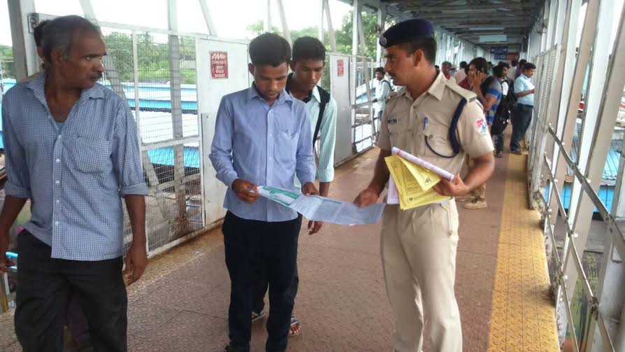 KurPost's tweet photo. @srdscrpfkur sir on 15.07.16 the SHL no 182 publicity made at KUR stn. by RPF KUR . https://t.co/B46r2sDx7y