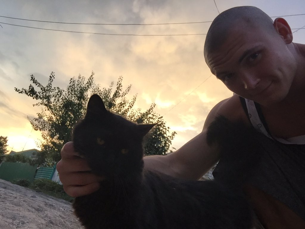 erik_3run's tweet photo. When you see a beautiful sunset, just catch a cat for a photo 😼😀 https://t.co/MR5bWqHxnX