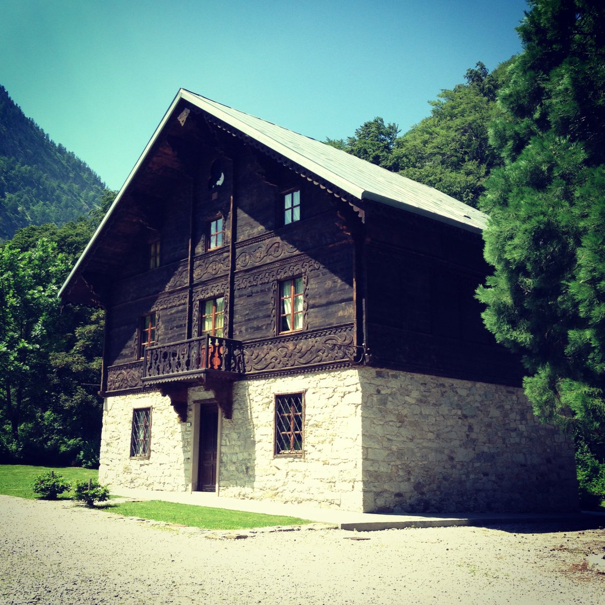 cuNeogotico's tweet photo. Non perdetevi la visita allo chalet della "Bela Rosin": i posti disponibili stanno calando. https://t.co/CQ2EgG69Qw https://t.co/QWfrD4mXn3