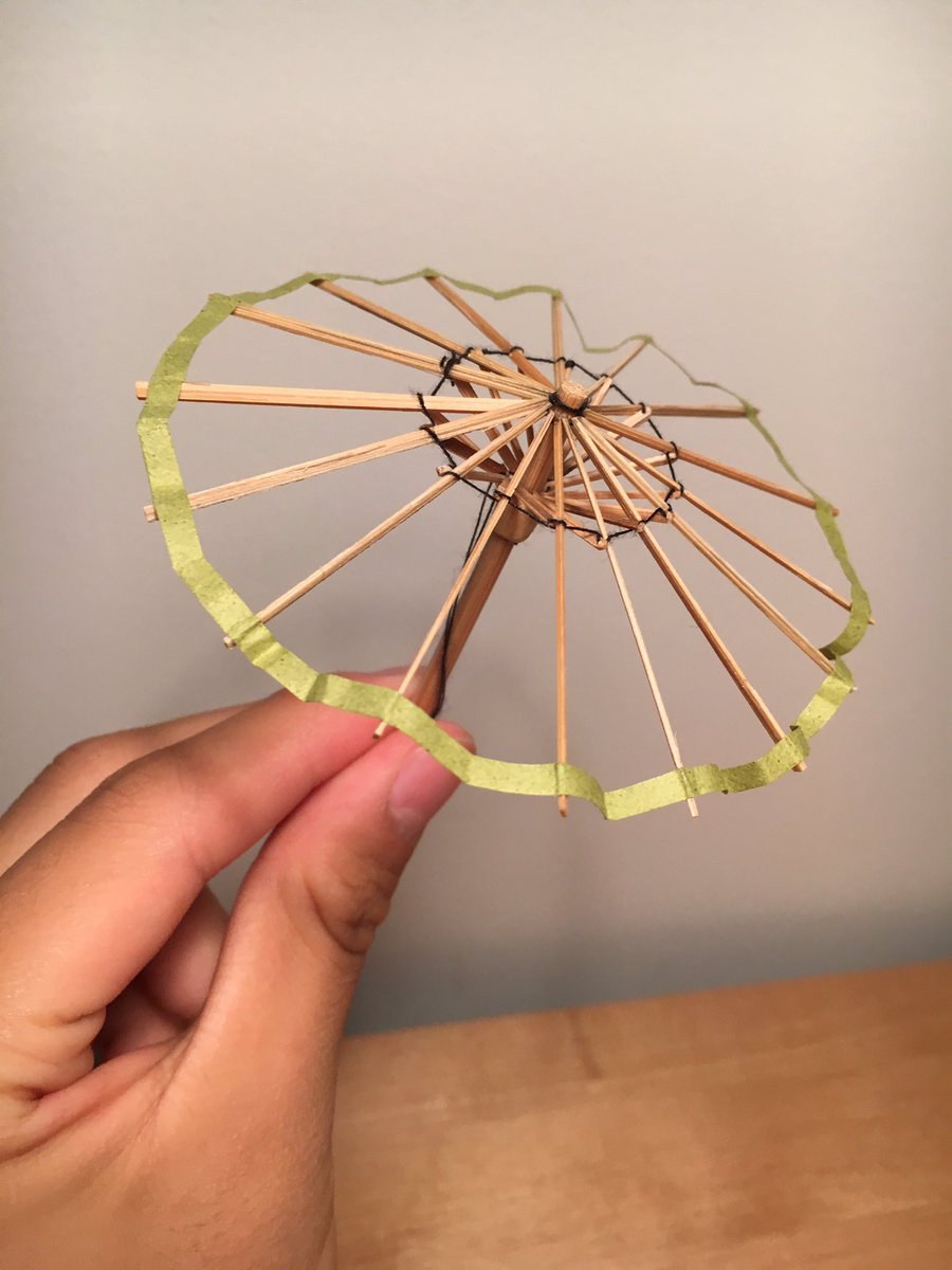 ロムスカ Twitter ನಲ ಲ 傘寿を迎える祖父への贈り物として和傘 のミニチュアを作っています 竹同士の接続は糸を 紙との接着は液体のりを使用しています 骨の本数や天ろくろなどは省略 小骨と手元ろくろをくっつけなくては ハンドメイド 和傘