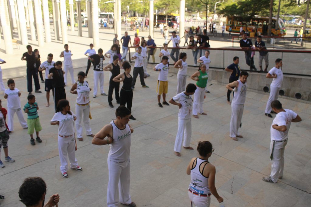 CorpoMangle's tweet photo. #Capoeira en el programa Luces en el Parque, Sábados 3:00 pm Biblioteca EPM https://t.co/RYVfrsKeUx