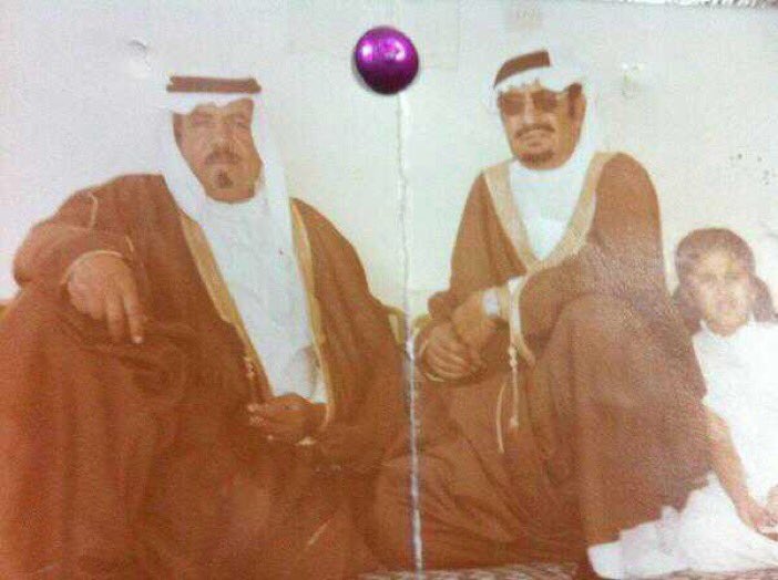 هذي صوره تجمع شيخ شمل بني خالد الشيخ : ماجد العريعر الخالدي مع نسيبه الشاعر محمد العويضه الضويحي الخالدي رحمهم الله