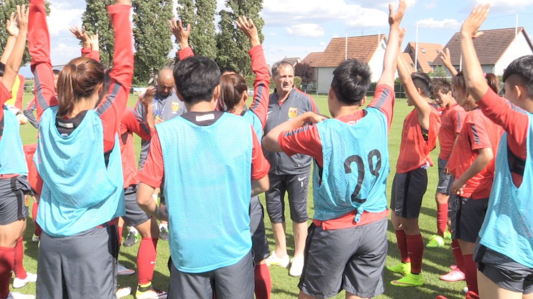 FootdElles's tweet photo. VIDEO : La Chine de Bruno #Bini, une grande famille décomplexée https://t.co/ILdz6F2am5 #immersion #Rio2016 https://t.co/hbIlouMCN3