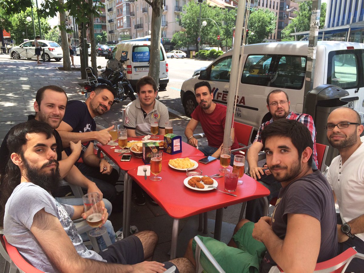 kubide's tweet photo. Los viernes cerramos antes porque incluso un gran Kubeitor necesita un pequeño descanso. #FelizFinde https://t.co/QYLDNnTOm1