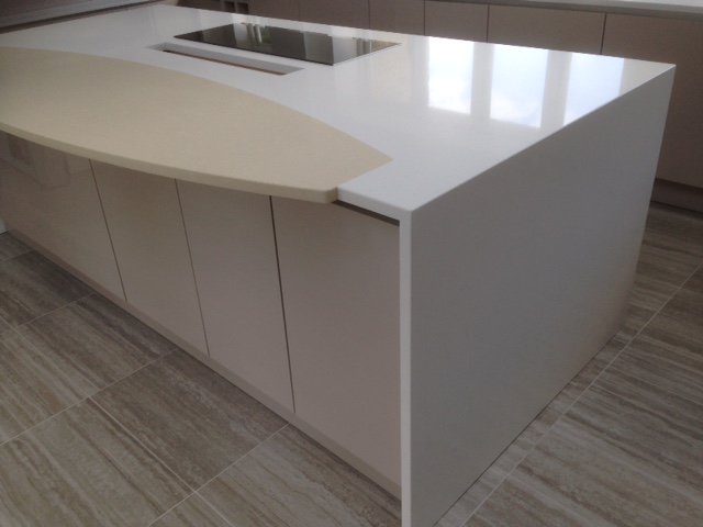 MWS_worktops's tweet photo. @CaesarstoneUK Gorgeous combination of Organic White and Buttermilk for this island breakfast bar #Caesarstone https://t.co/hfeuAbssrQ