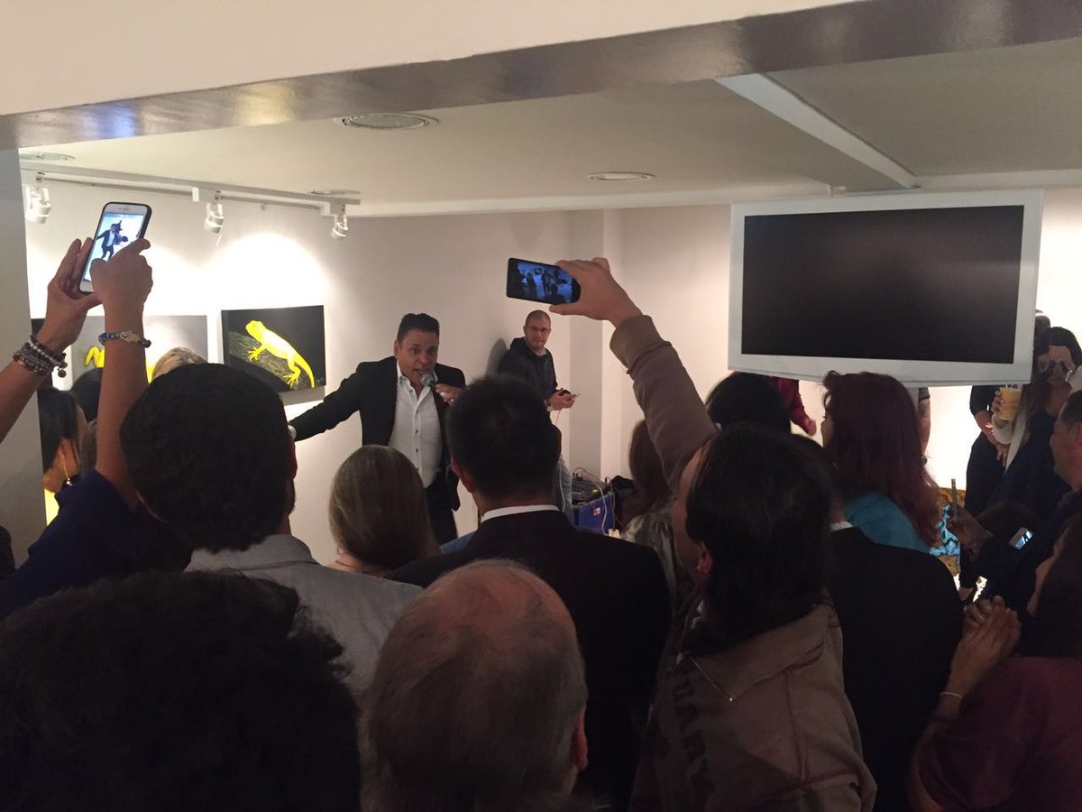galeriaelgato's tweet photo. #exposición #ARTISTS #showcentral #cantante @MoisesAngulo regalo sorpresa a su amigo #victorhugoruiz #galeriaelgato https://t.co/wNawZYo2Vr