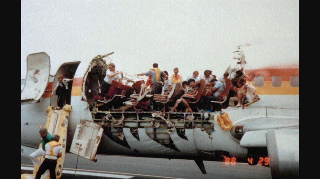 epineyro_ok's tweet photo. A los idiots q se bajaron porq los pilotos eran mujeres les digo q uno d los pilotos q aterrizó este avión era mujer https://t.co/jbXrzfGL5Z