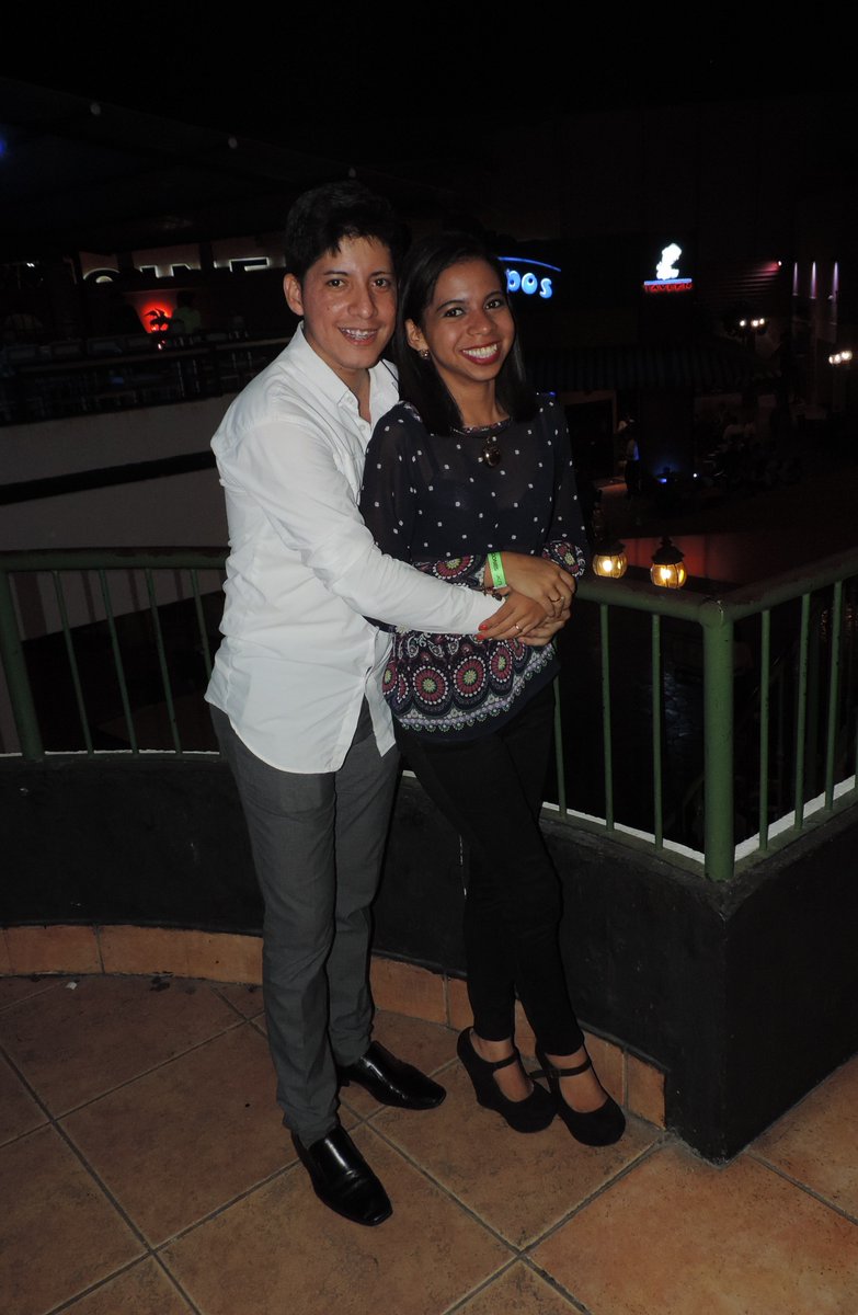 GeorginaHidalgo's tweet photo. Noche de Karaoke #Party #Comunidad #ECULTURA-CVX #HitThePlay https://t.co/OhCLmT9OCr