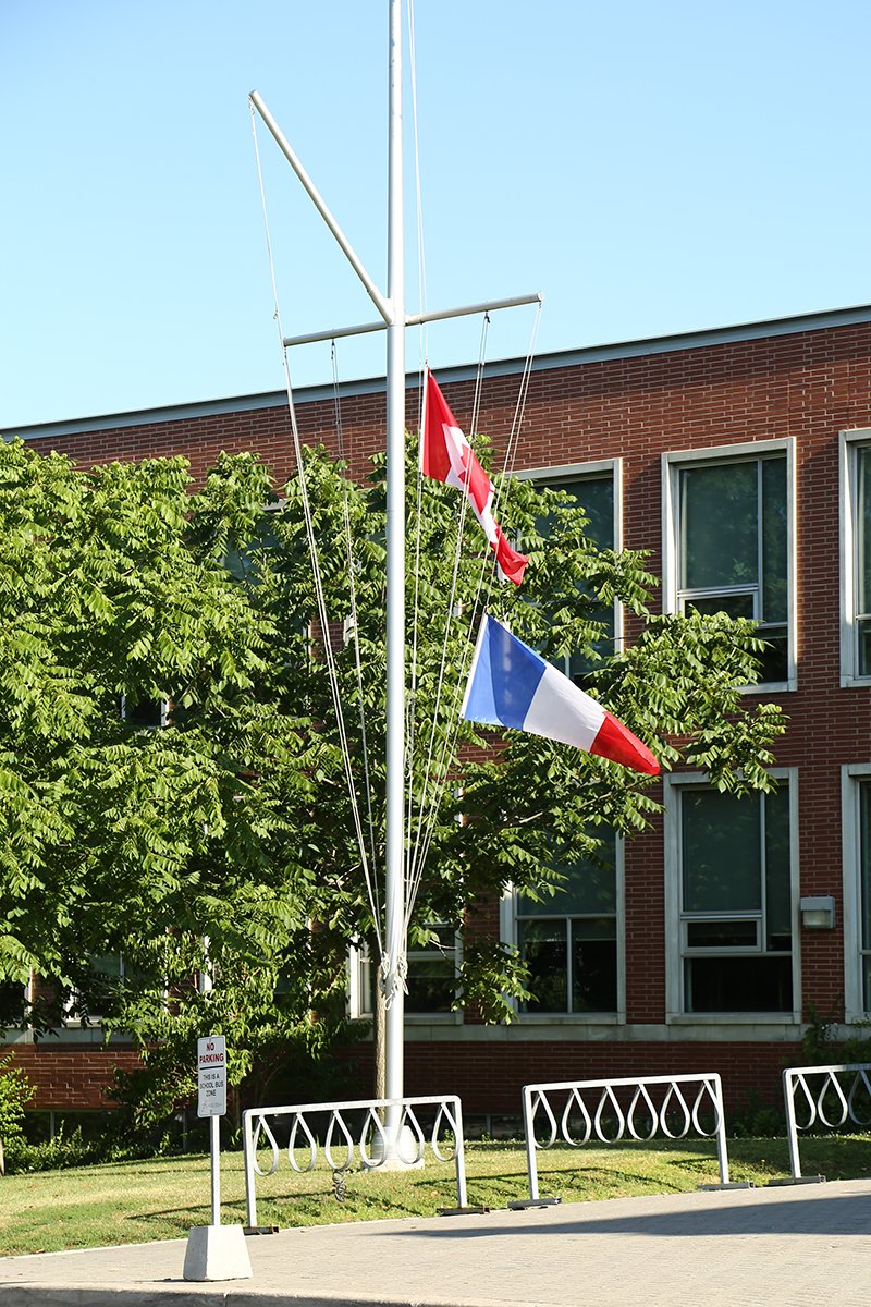 TFScampus's tweet photo. Nos pensées vont aux familles et amis des victimes de #Nice. #Restezforts https://t.co/l9ff1vSCNf