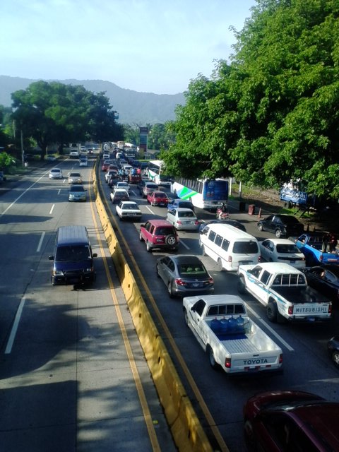 GasNRoad's tweet photo. #TraficoSV Complicado a la altura del Poliedro #ManejaInformado Vía @nestorsok3 https://t.co/AR628CJ2Mu