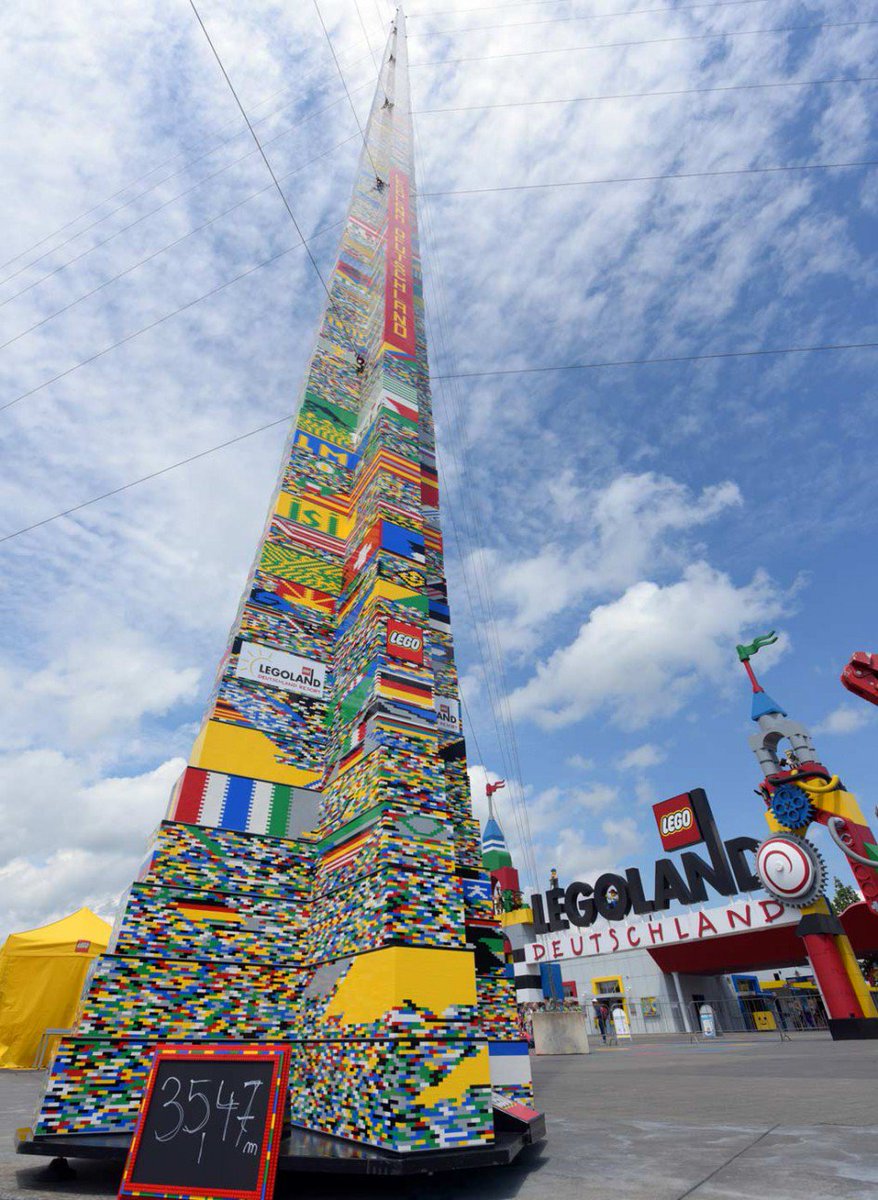 galegory's tweet photo. Los huéspedes del LEGOLAND Deutschland Resort construyen en 7 días la torre mas alta (35,47m) con piezas de LEGO. https://t.co/VbcEVEYjgT