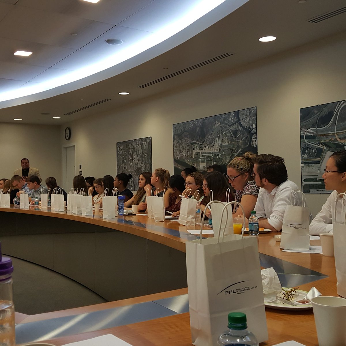 ylh571's tweet photo. Diego Rincon sharing with City's interns his travel opportunities with large airports developing infrastructure. https://t.co/40buHqwj7E