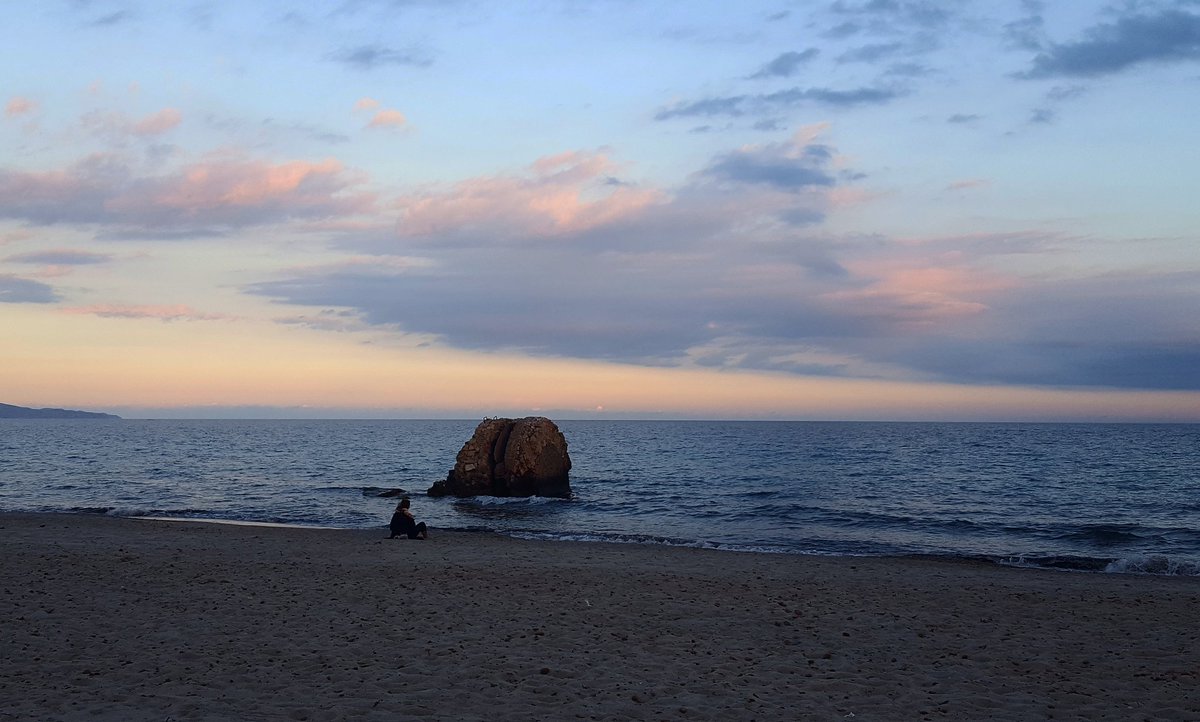 Isolachevorrei's tweet photo. #PartoPer la #Sardegna e i suoi tramonti 
@lonelyplanet_it https://t.co/2YPCDgAB2t