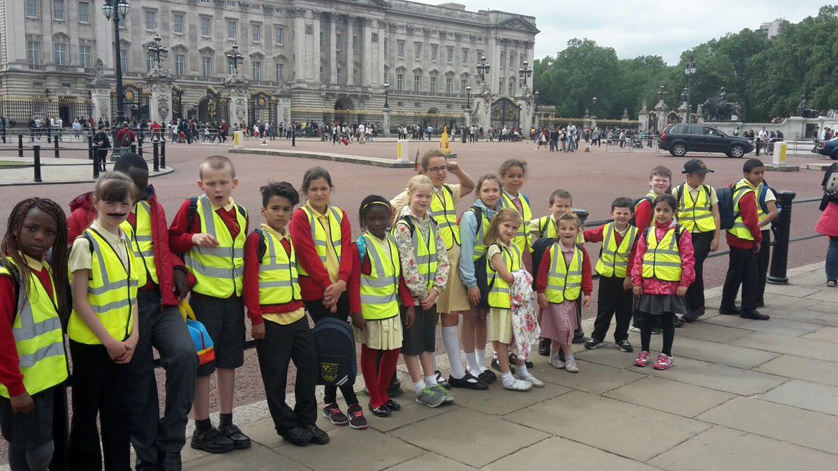 Phoenix_MrsBarr's tweet photo. Feeling regal at Buckingham Palace 💂🏼 https://t.co/FKMY5C5Z7M