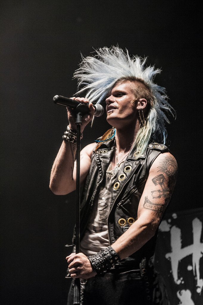Nikkisixxiloveu's tweet photo. "You're my licking dog" ❤️ @crashdiet_org #SimonCruz https://t.co/KXaVQtdj09