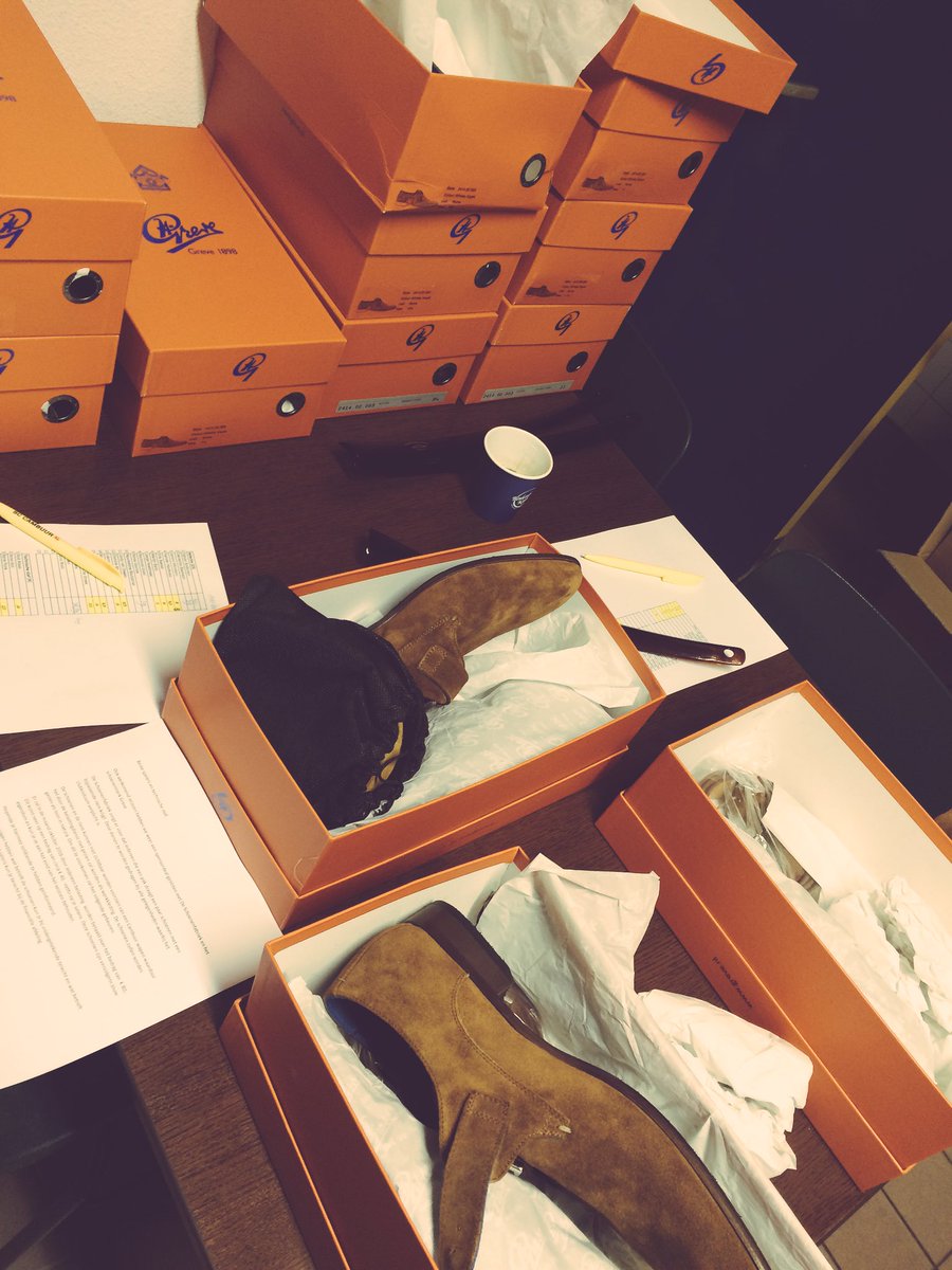 Vanmiddag kwam <a href="/SFLeeuwarden/">De Schoenenfabriek L</a> langs om de schoenmaten op te nemen van spelers en staf. Prachtige schoenen van #Greve.