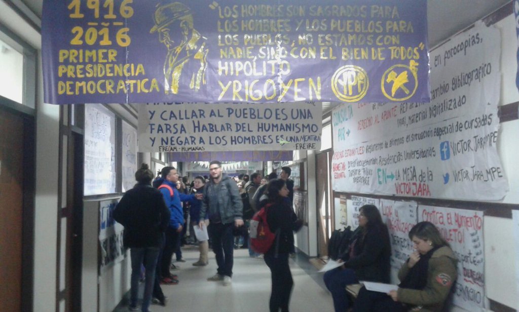 FranjaenHumanas's tweet photo. Ultimo dia de finales en la #FCH Éxitos para los que rinden hoy. Felices vacaciones para todos! #CEFCH #FranjaMorada https://t.co/V3siiJMa0h