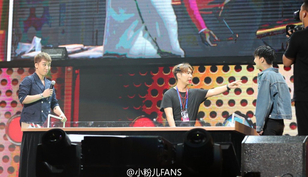 ForGDVI's tweet image. flirting? #Nyongtory #GRI #GDVI @ FM in Beijing (July 15th 2016) 
(cre 小粉儿FANS)