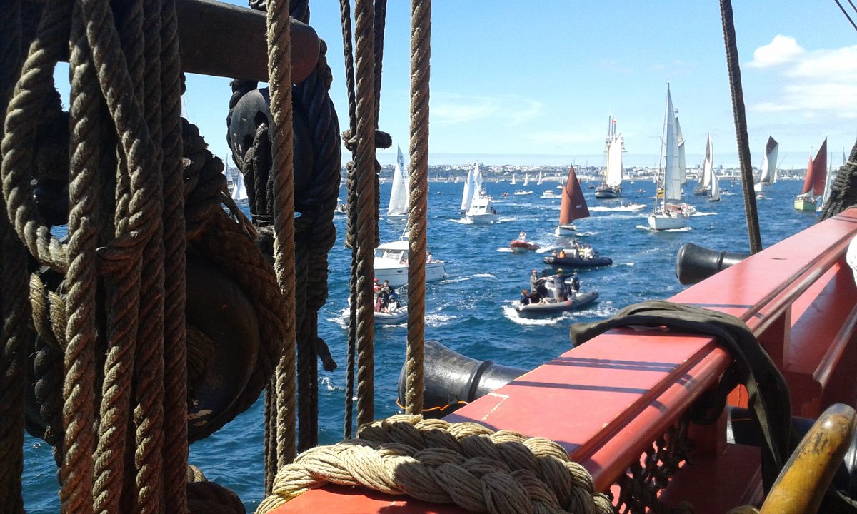 Beaucoup de monde sur l'eau pour suivre  L'#Hermione en parade #Brest2016