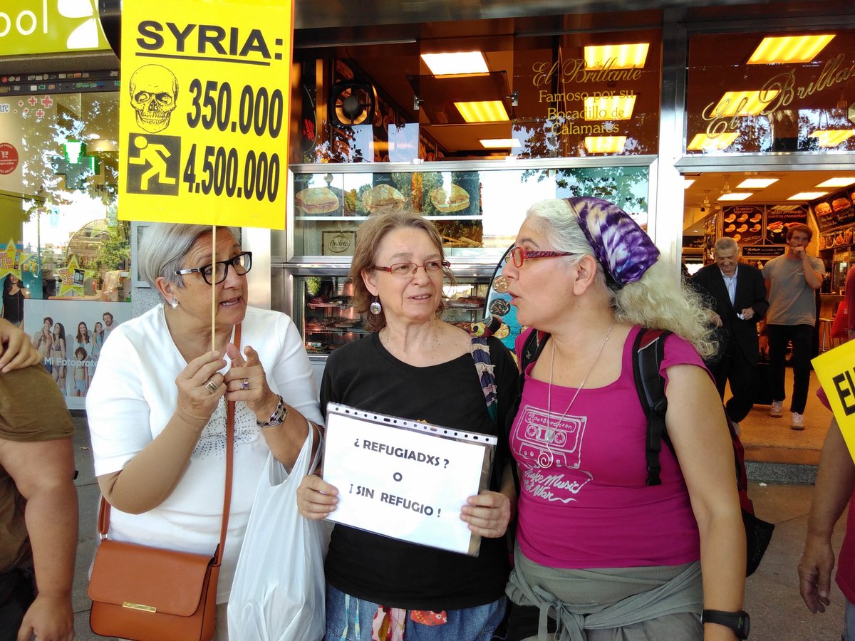Antimilitarist2's tweet photo. Despidiendo a nuestras compañeras que se van con la @caravanagrecia https://t.co/BxXvp7Ywyz